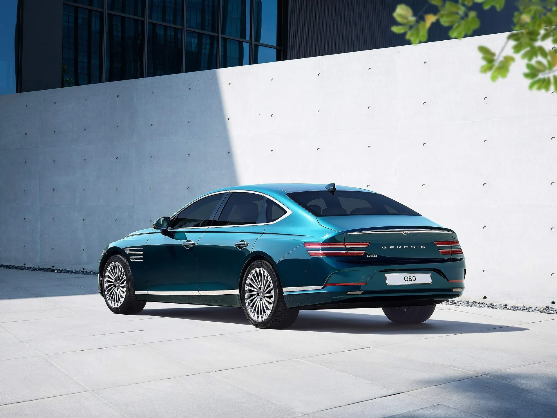 Genesis Electrified G80 (2022) – zadní tříčtvrteční pohled