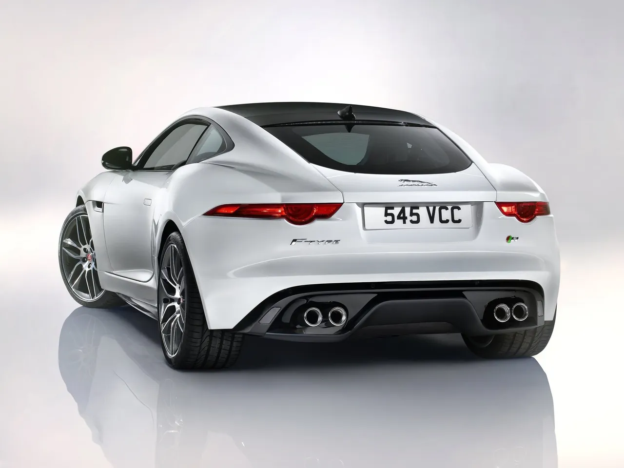 Jaguar F-Type R Coupe (2015) – zadní tříčtvrteční pohled