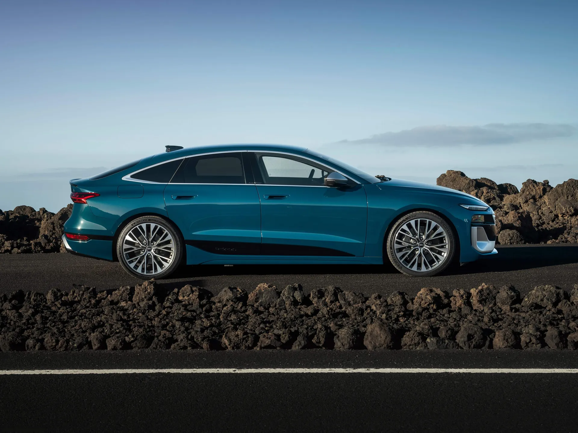 Audi S6 Sportback e-tron (2025) – boční profil