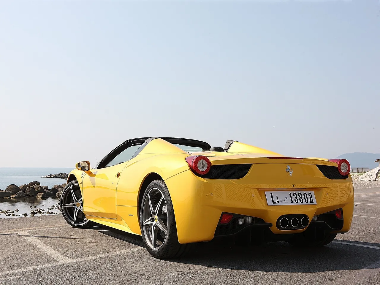 Ferrari 458 Spider (2013) – zadní tříčtvrteční pohled