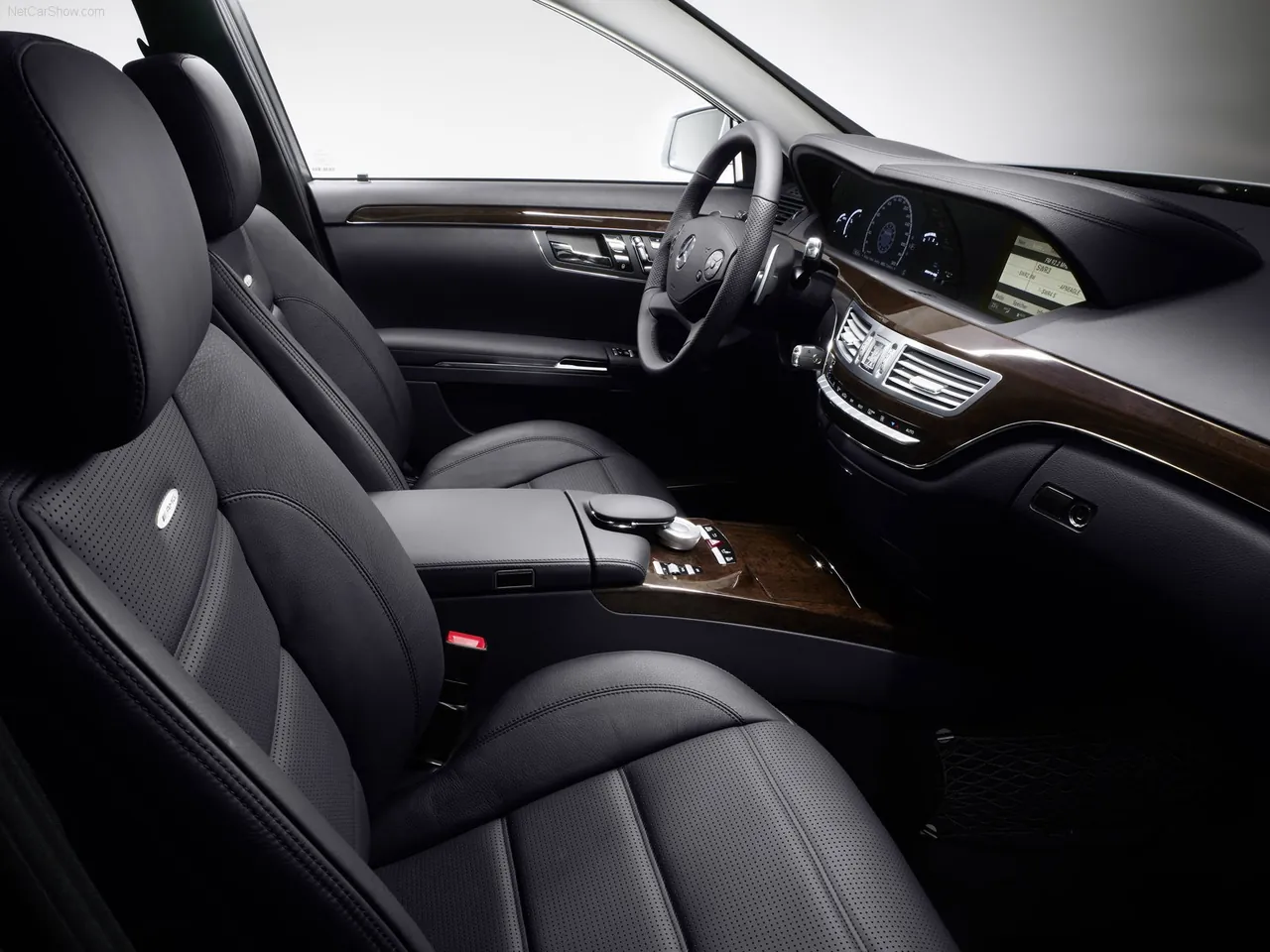 Mercedes-Benz S63 AMG (2010) - Interior