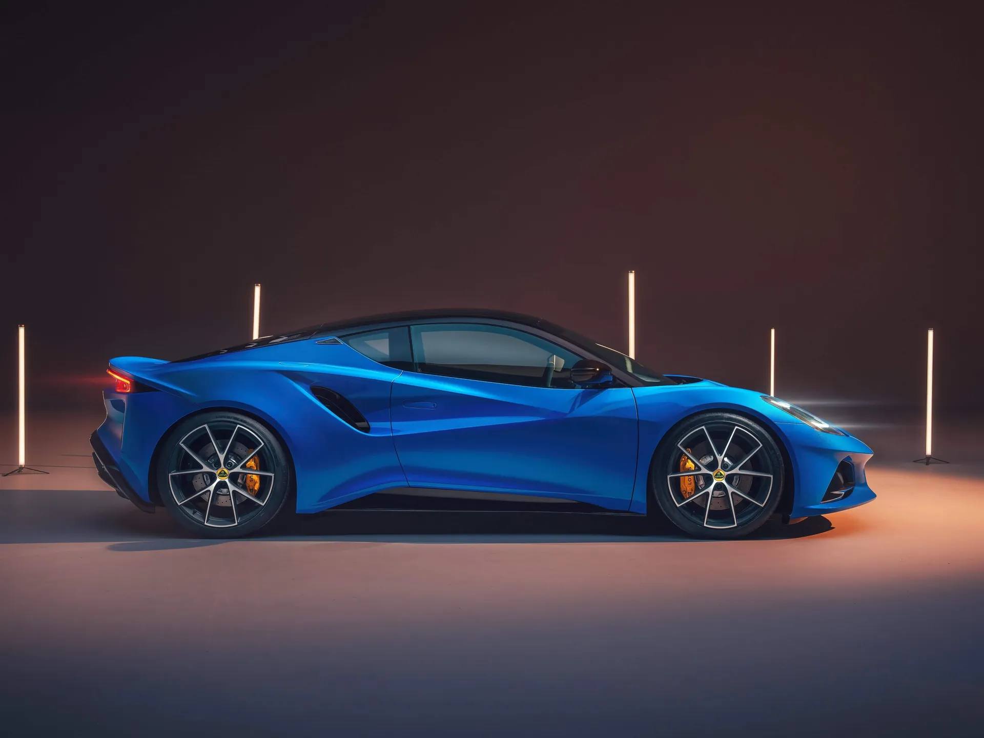 Lotus Emira (2023) – boční profil