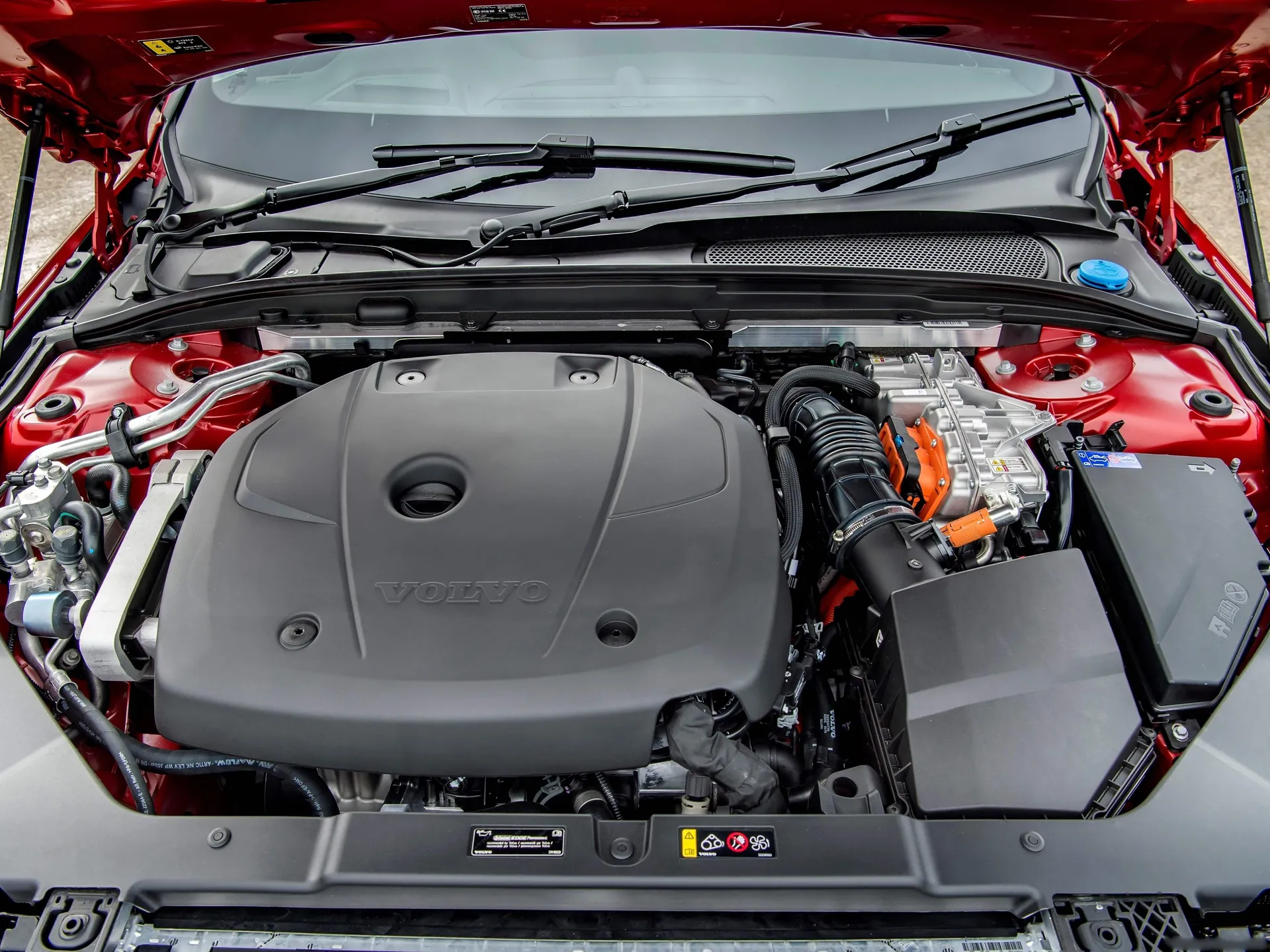 Volvo S60 [UK] (2019) – motorový prostor