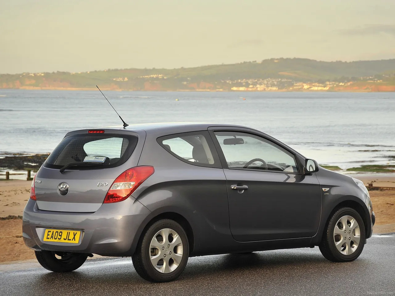 Hyundai i20 3-door (2009) – zadní tříčtvrteční pohled