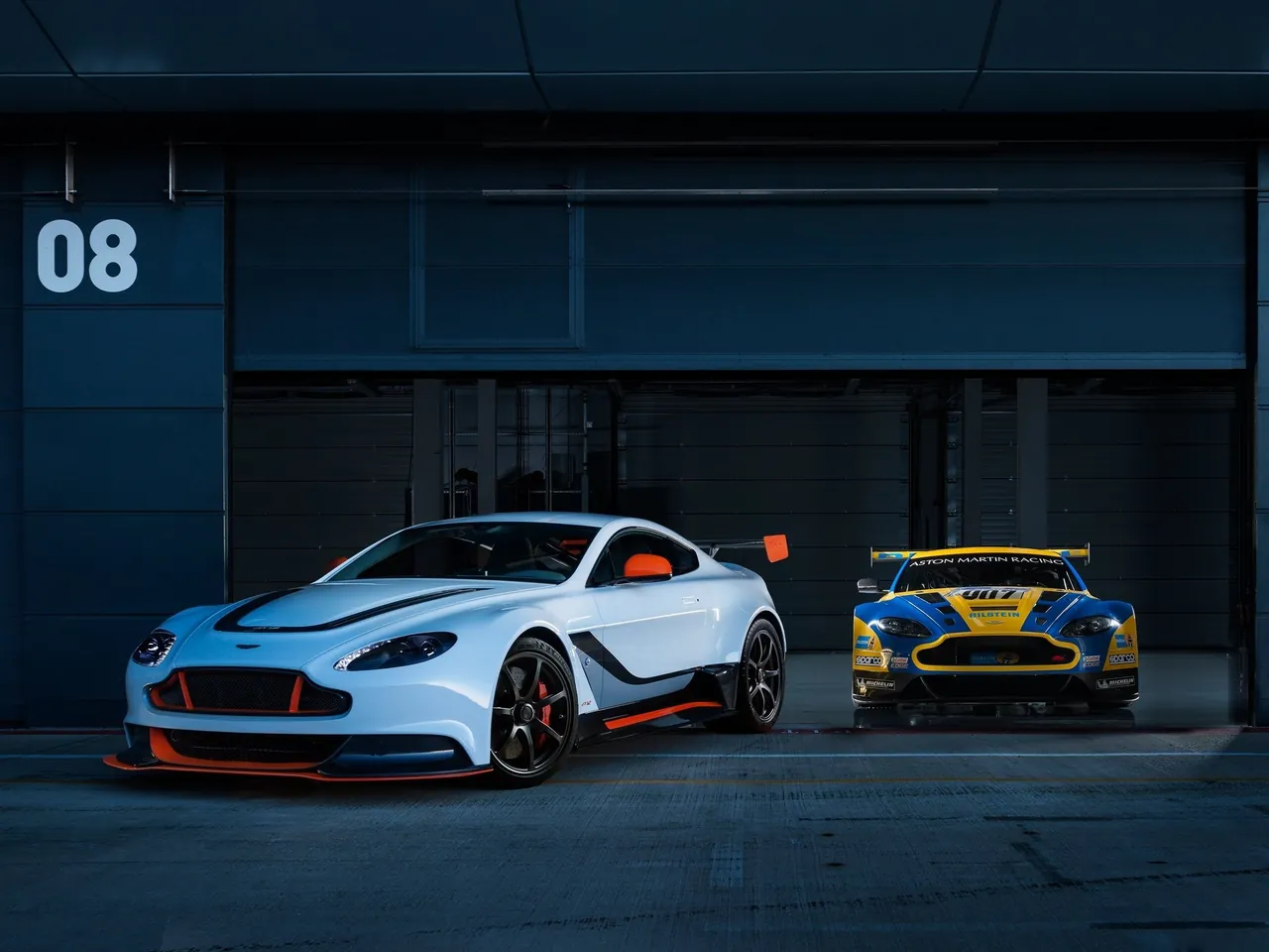 Aston Martin Vantage GT12 (2015) – přední tříčtvrteční pohled