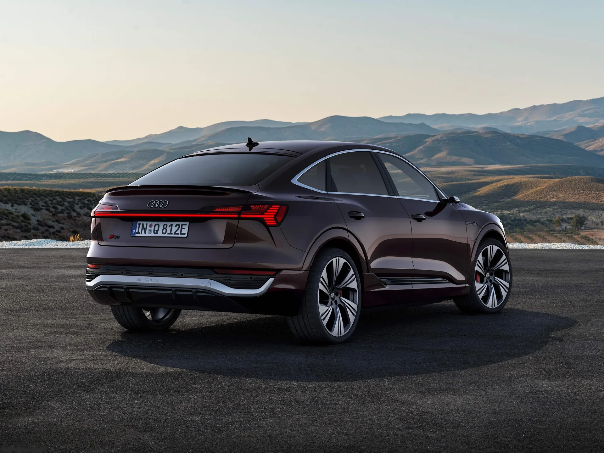 Audi Q8 Sportback e-tron quattro (2024) – zadní tříčtvrteční pohled
