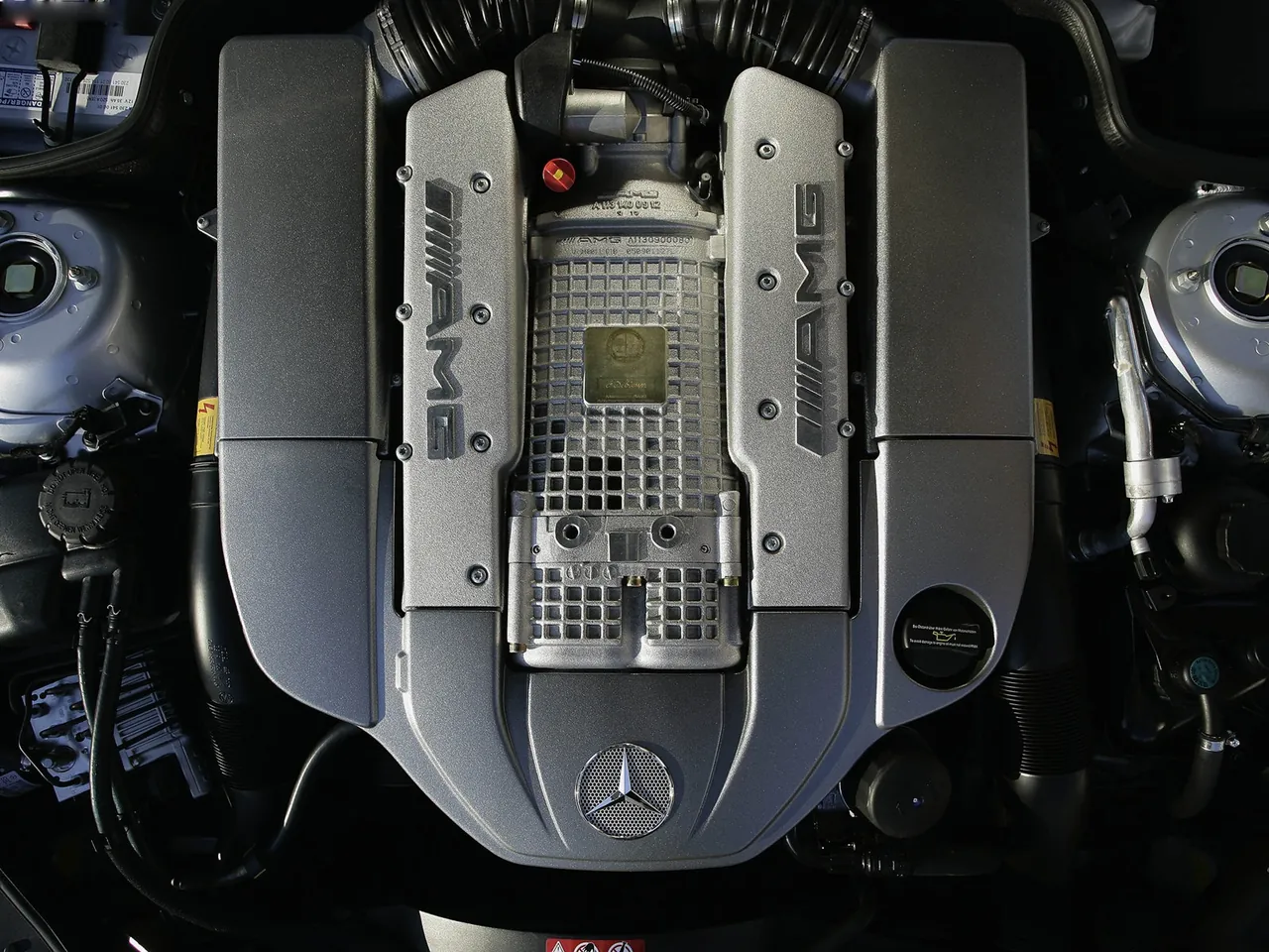Mercedes-Benz SL 65 AMG (2006) - Engine Bay