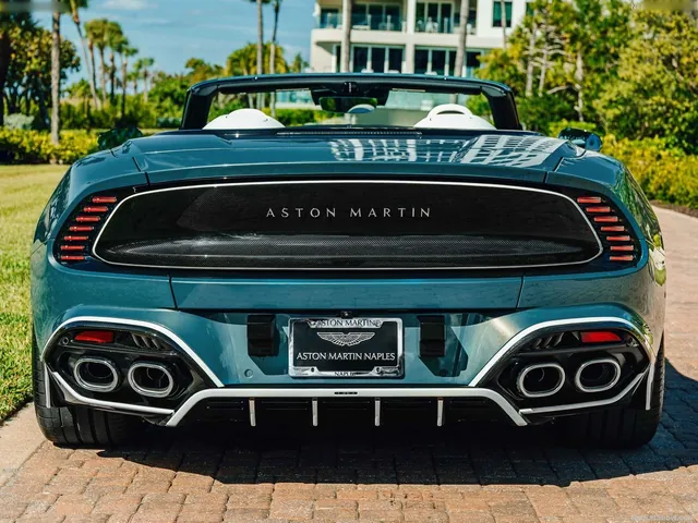 Aston Martin Vanquish Volante Wave Edition (2026)