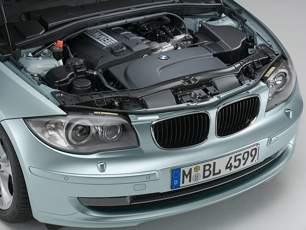 BMW 1-Series 3-door (2008) – motorový prostor