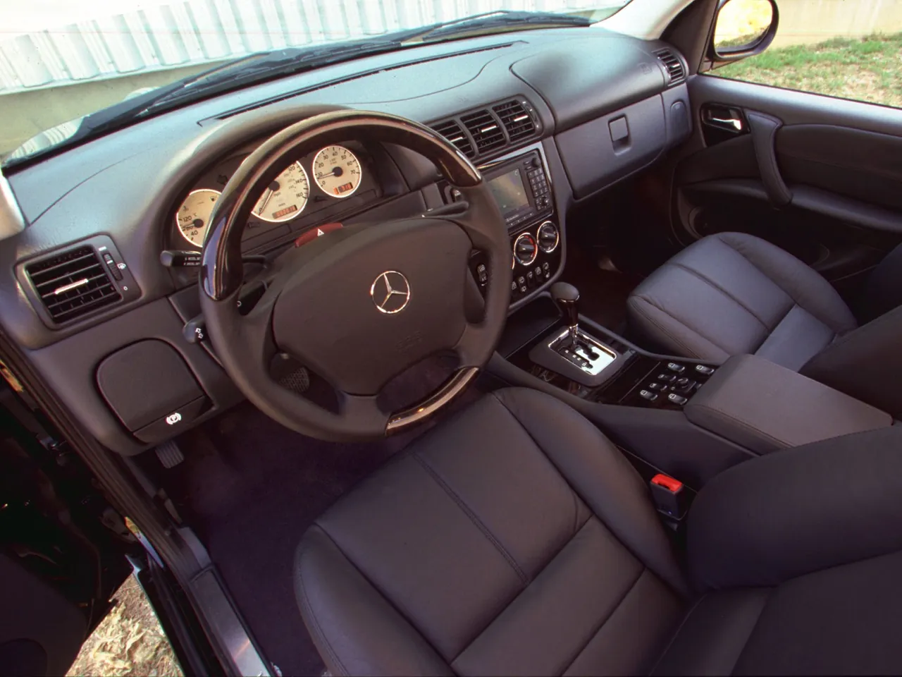 Mercedes-Benz ML55 AMG (2000) - Interior