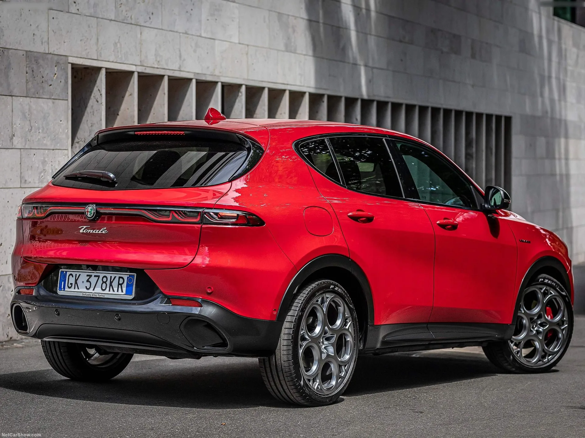 Alfa Romeo Tonale (2023) – zadní tříčtvrteční pohled