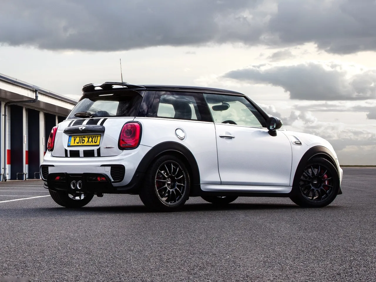 Mini John Cooper Works Challenge (2017) – zadní tříčtvrteční pohled