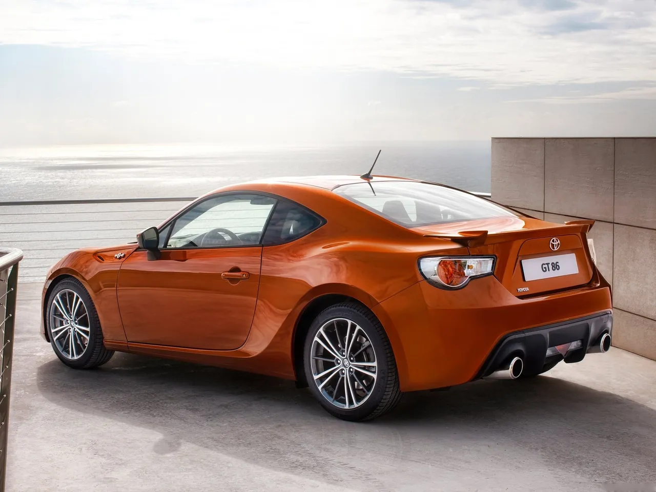 Toyota GT 86 (2013) – zadní tříčtvrteční pohled