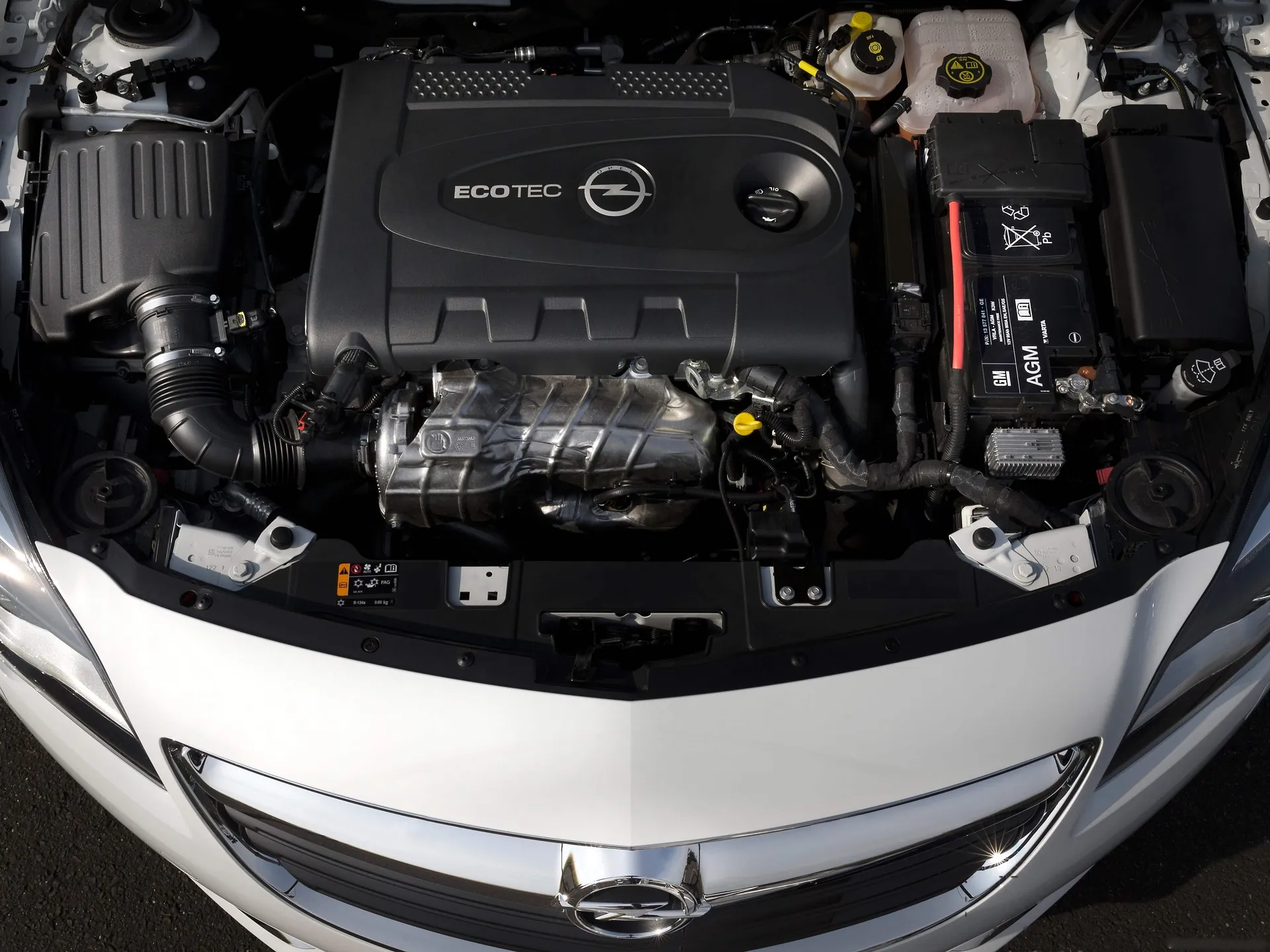 Opel Insignia Country Tourer (2014) – motorový prostor