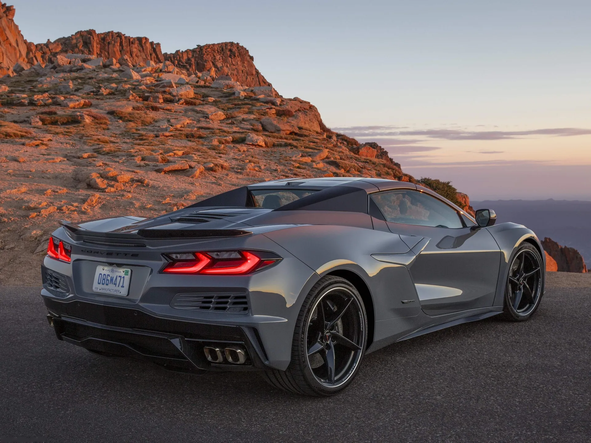 Chevrolet Corvette E-Ray Convertible (2024) – zadní tříčtvrteční pohled