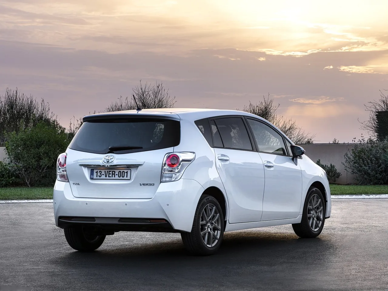 Toyota Verso (2013) – zadní tříčtvrteční pohled