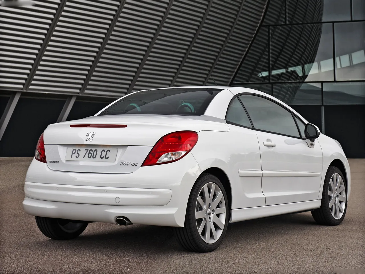 Peugeot 207 CC (2010) – zadní tříčtvrteční pohled