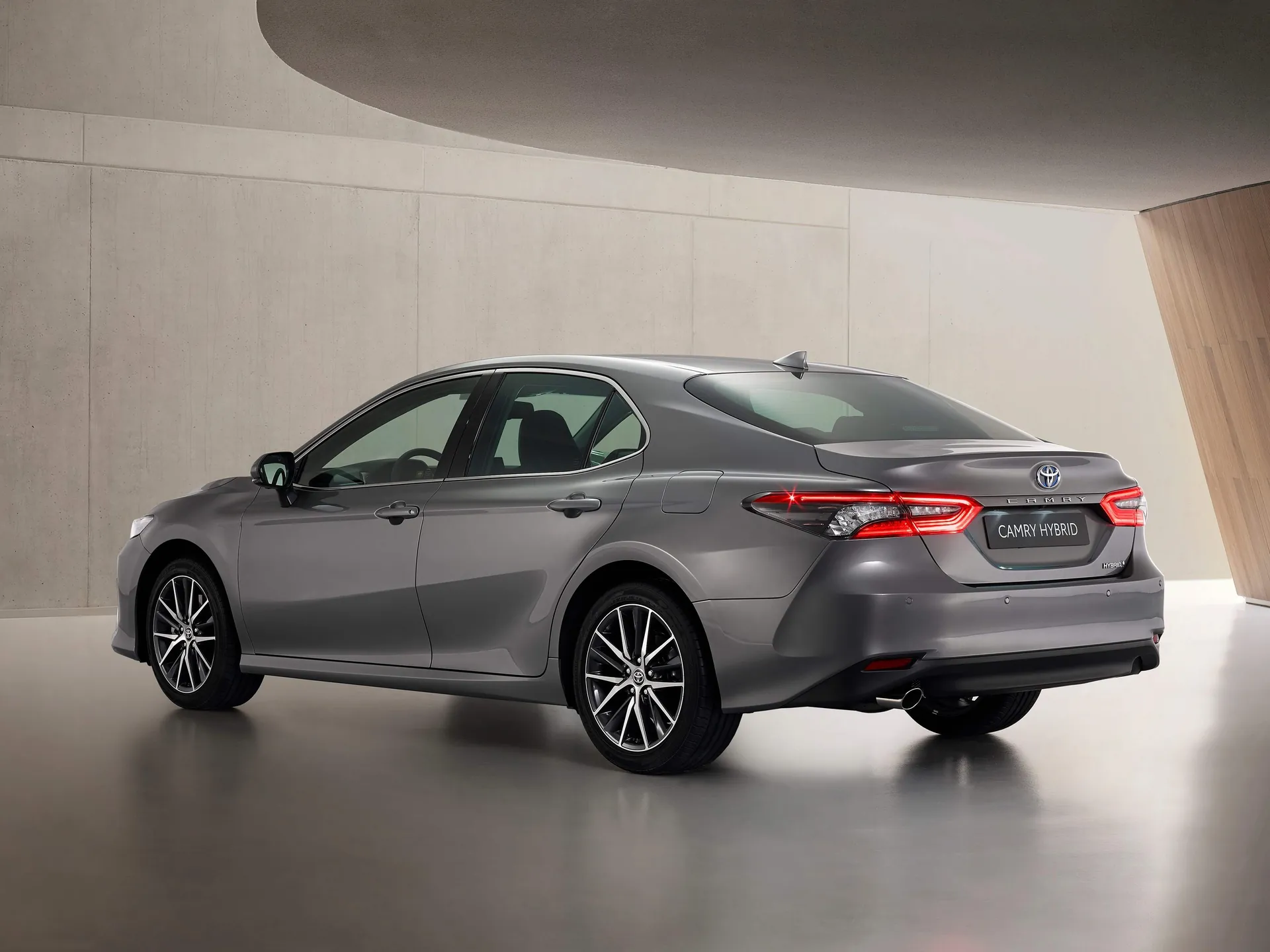 Toyota Camry Hybrid [EU] (2021) - Rear Three-Quarter
