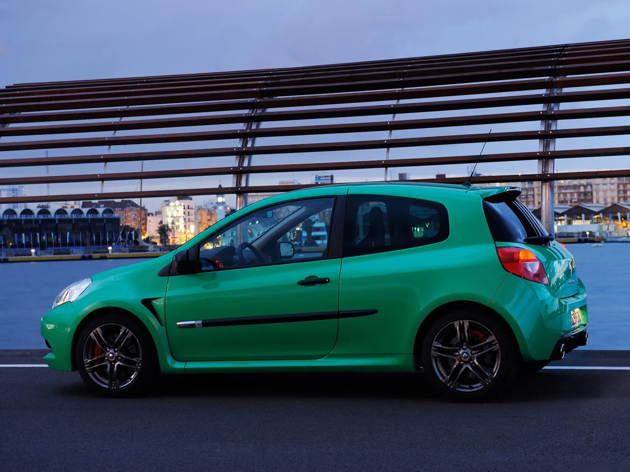 Renault Clio RS (2010) – zadní pohled