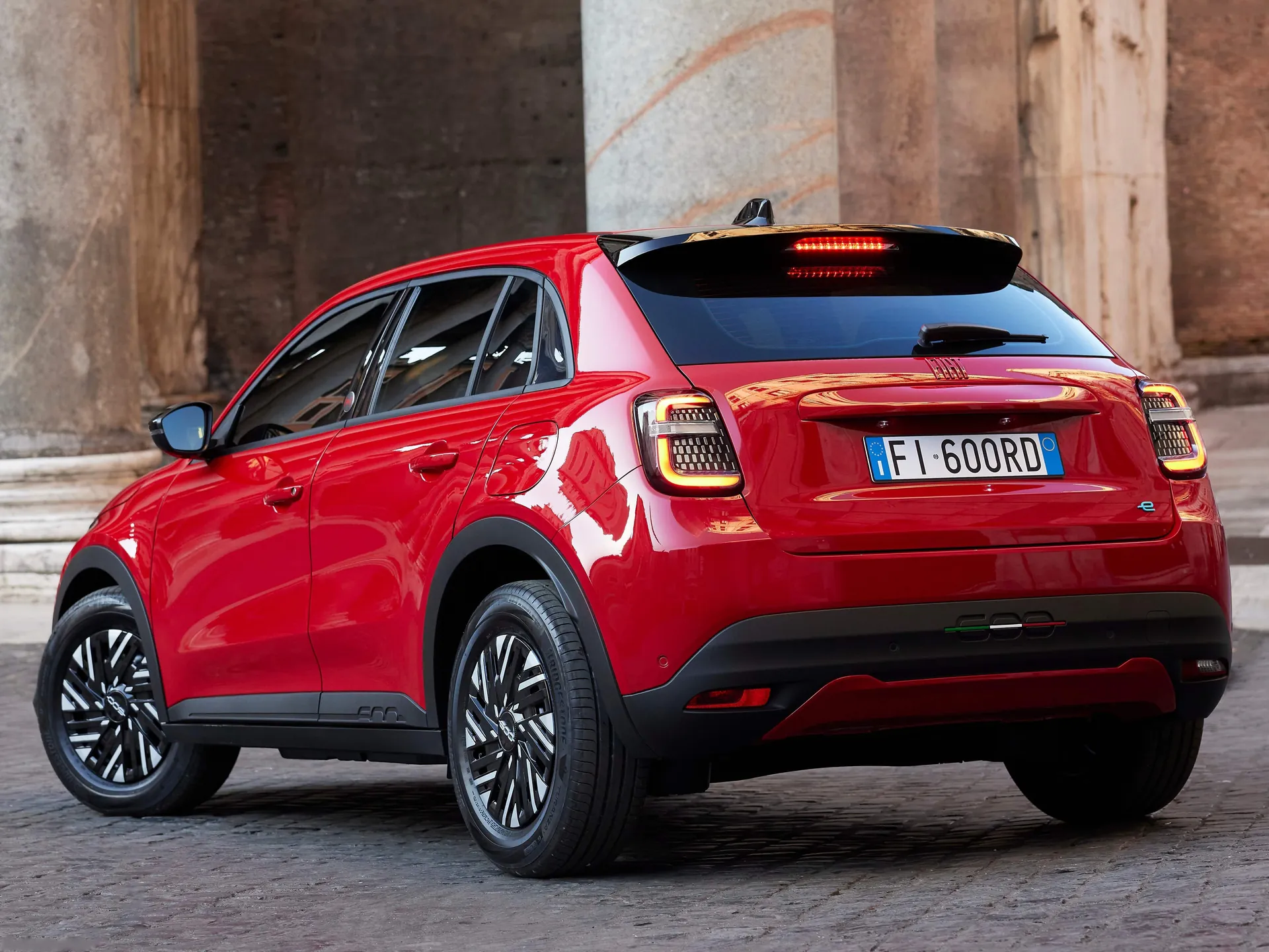 Fiat 600e (2024) – zadní tříčtvrteční pohled