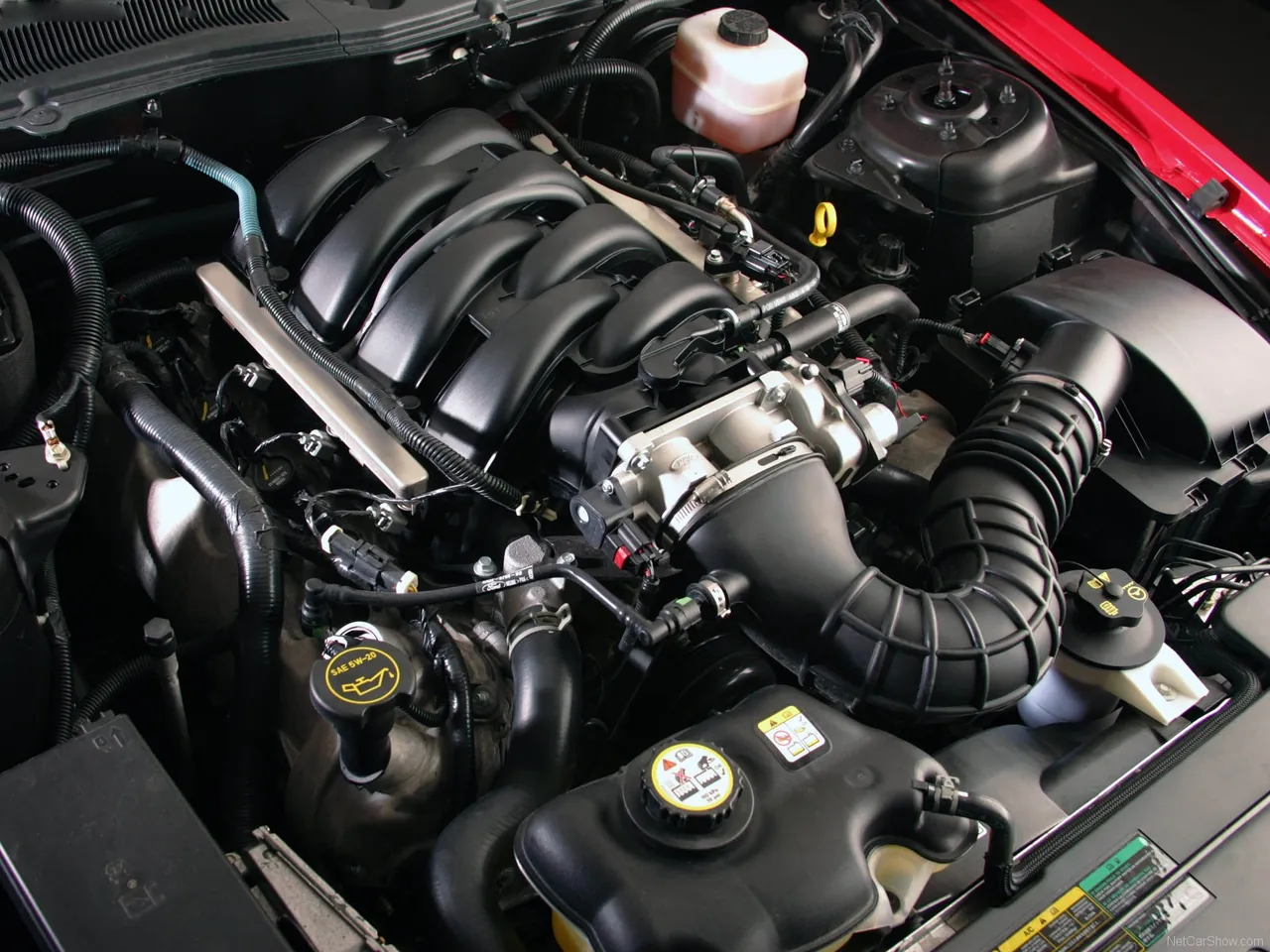 Ford Mustang GT Convertible (2005) – motorový prostor