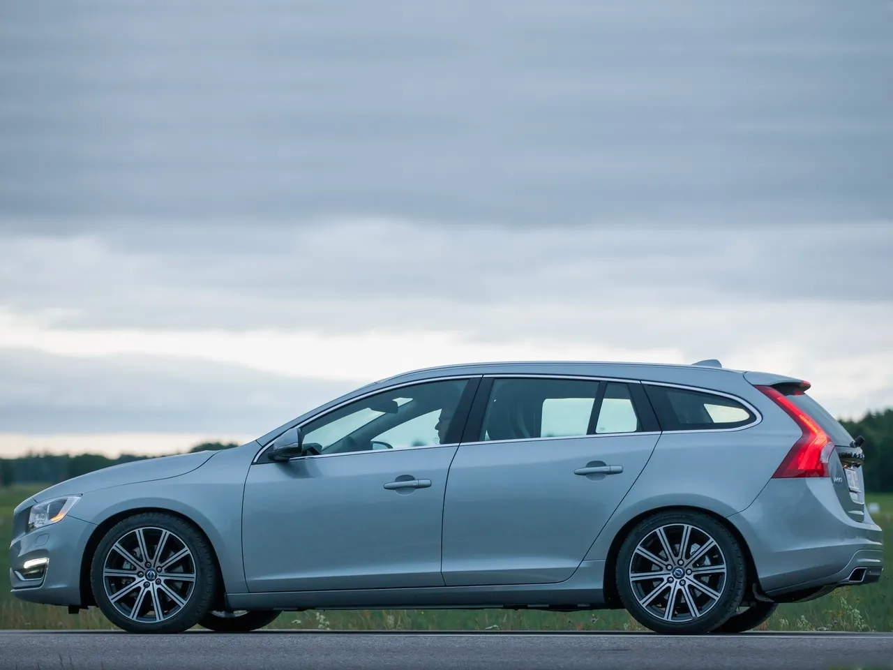 Volvo V60 (2014) – boční profil