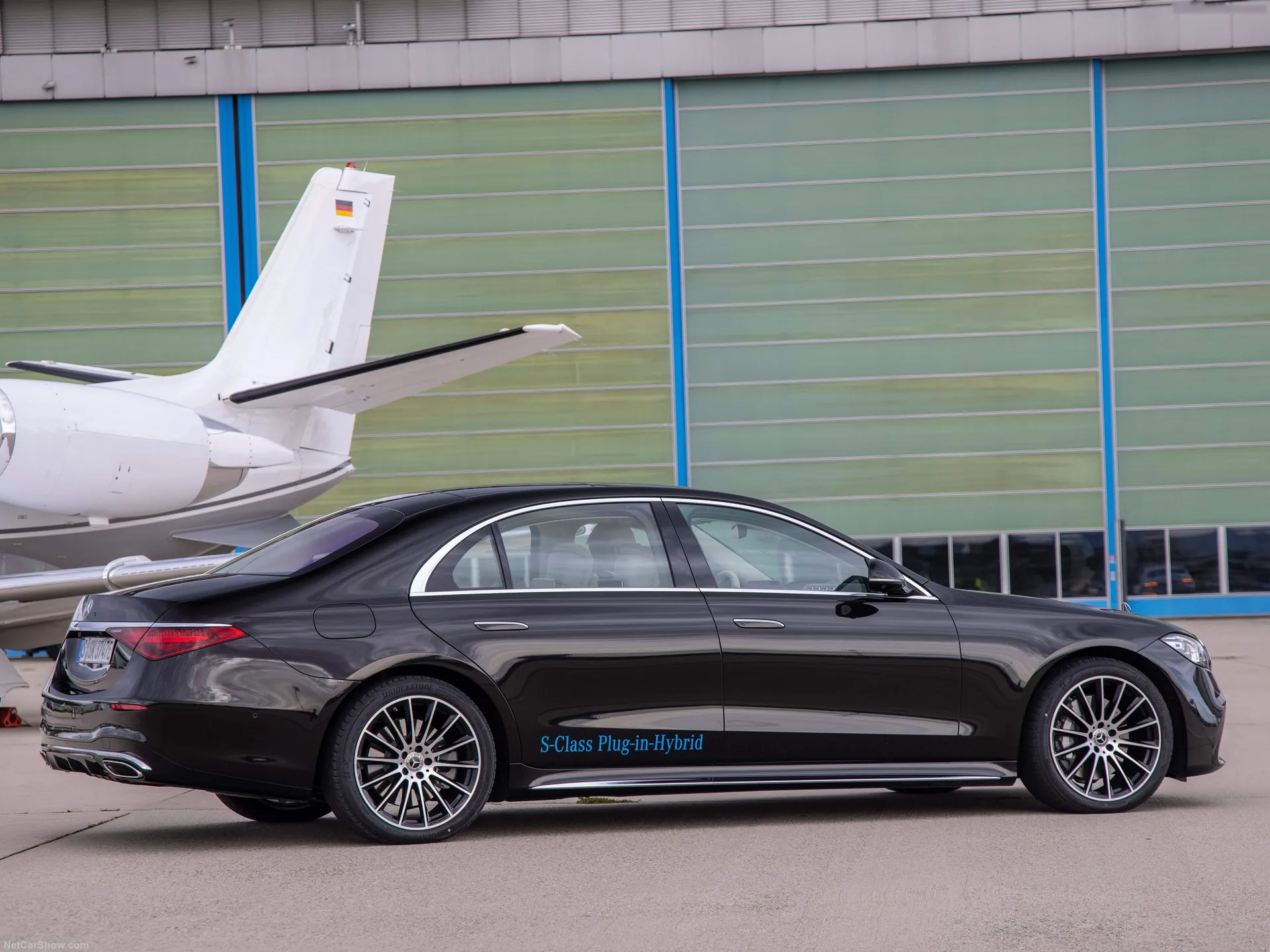 Mercedes-Benz S-Class Plug-in Hybrid (2021) - Rear Three-Quarter