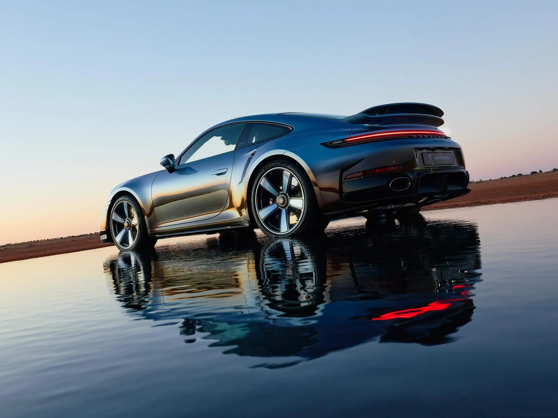 Porsche 911 Turbo S Land Down Under (2026) – zadní tříčtvrteční pohled