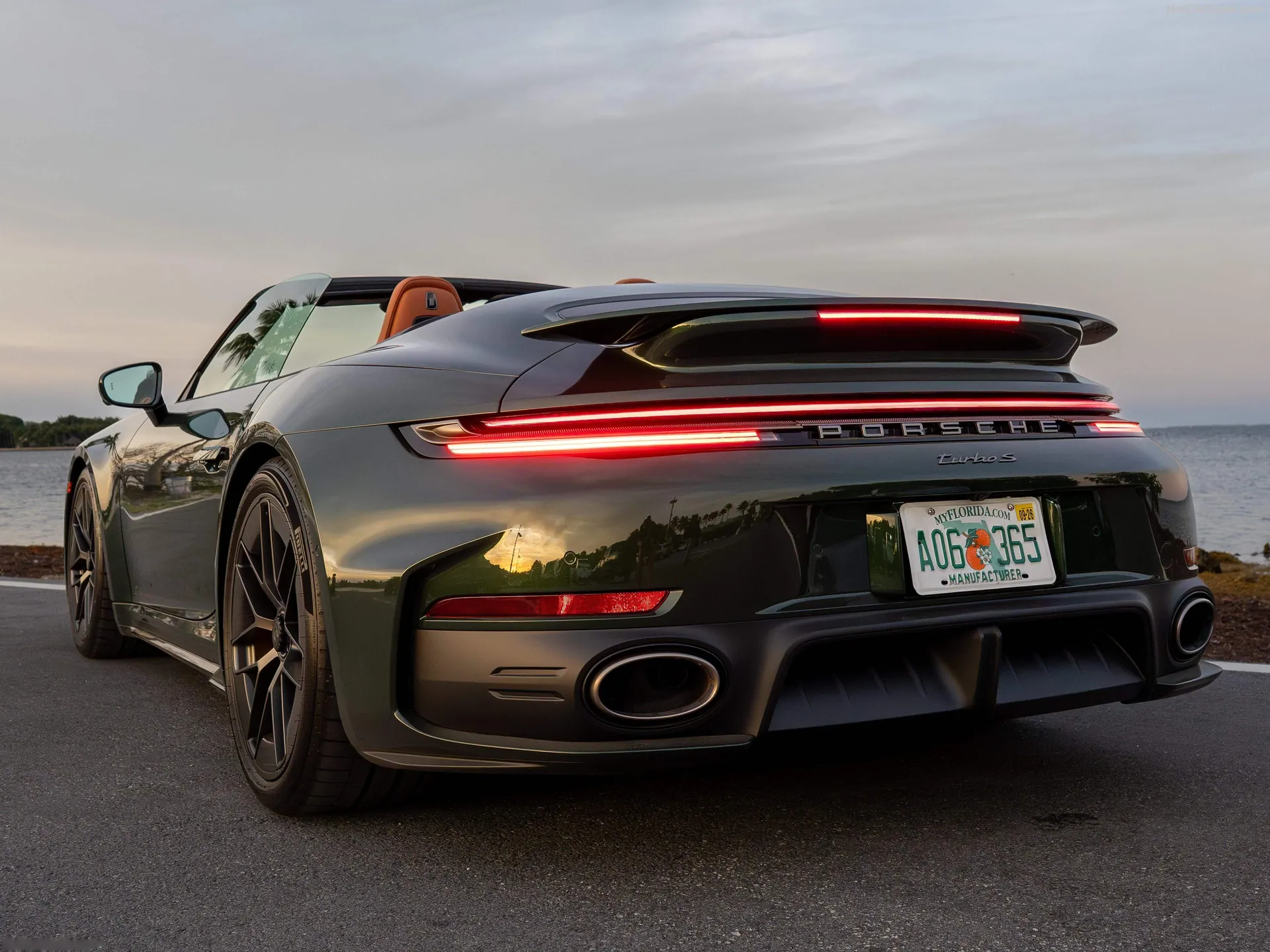Porsche 911 Turbo S Cabriolet [US] (2026) – zadní tříčtvrteční pohled
