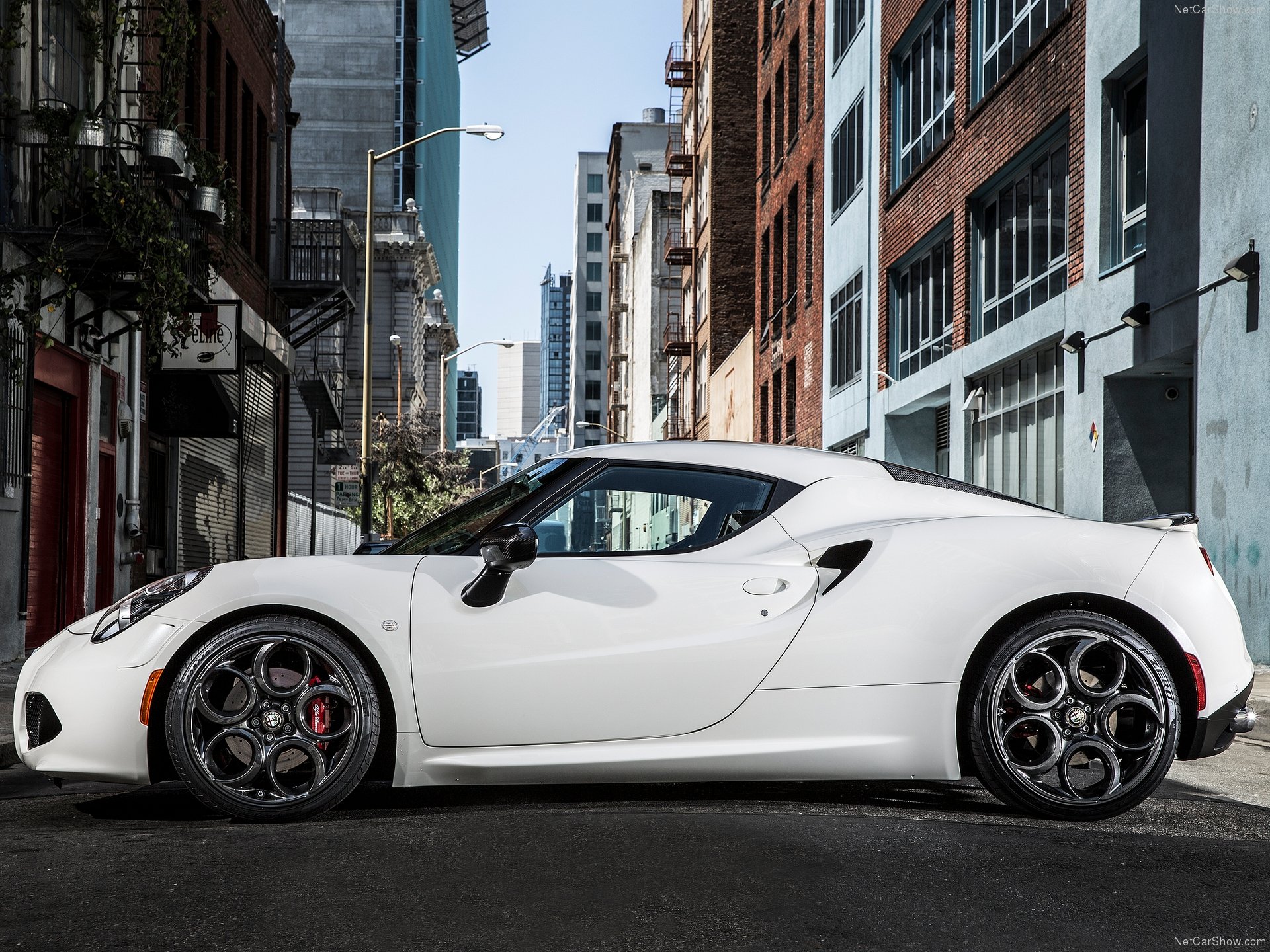 Alfa Romeo 4C Coupe [US] (2015) - Side Profile
