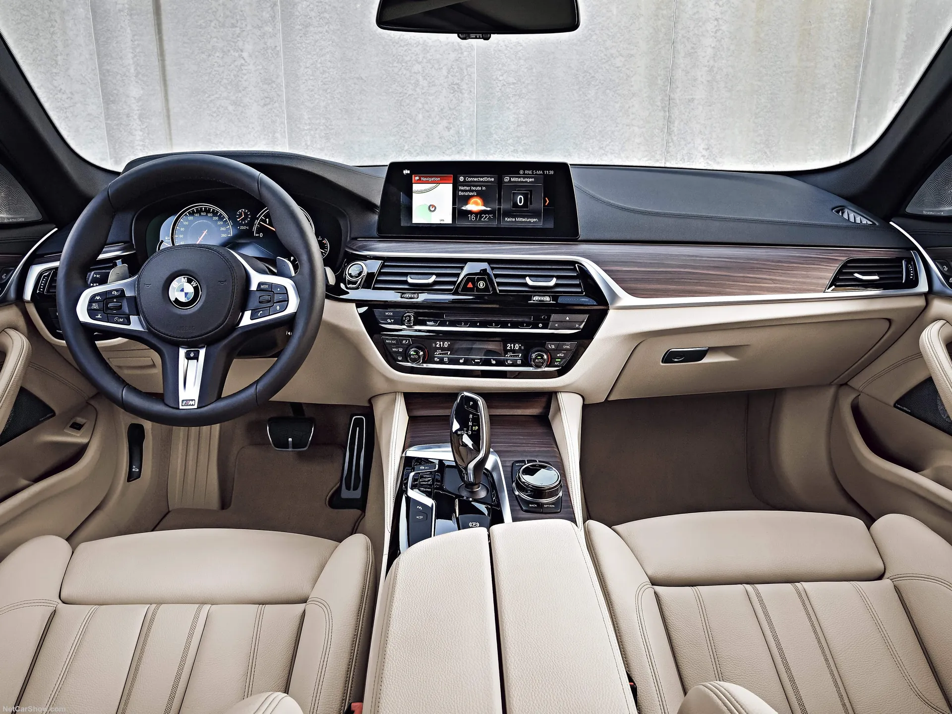BMW 5-Series Touring (2018) – interiér