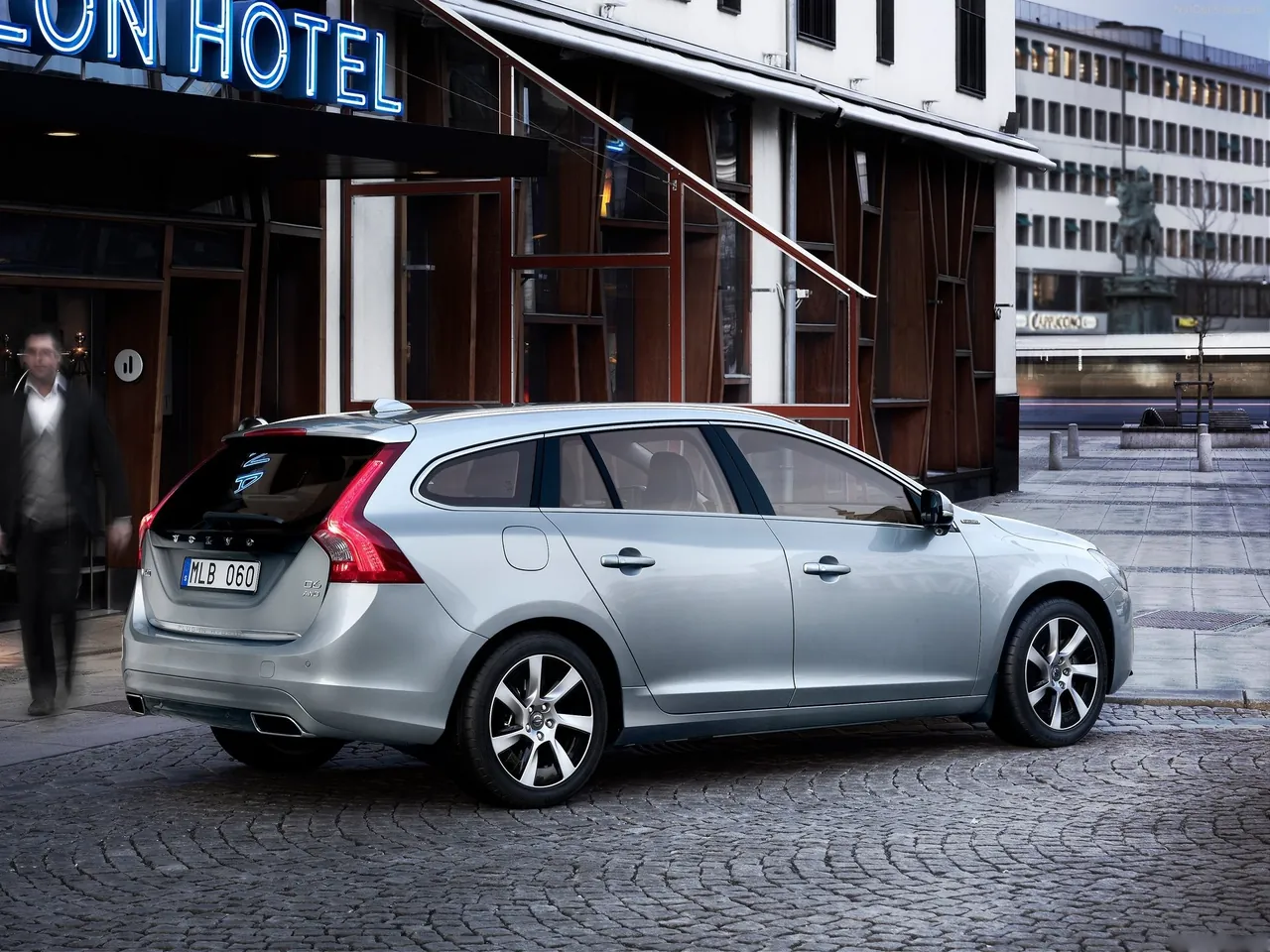 Volvo V60 Plug-in Hybrid (2013) – zadní tříčtvrteční pohled