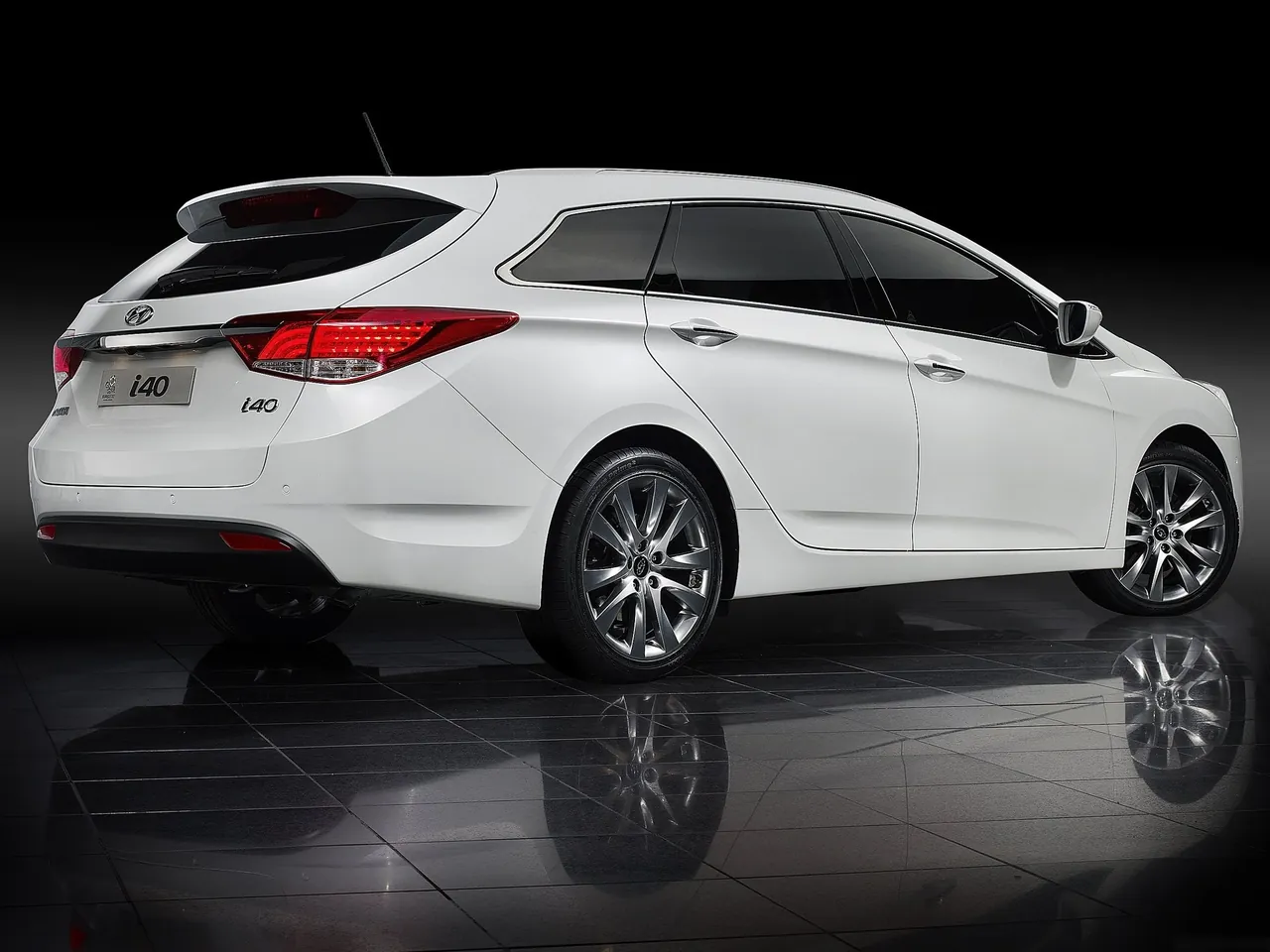 Hyundai i40 Wagon (2012) – zadní tříčtvrteční pohled