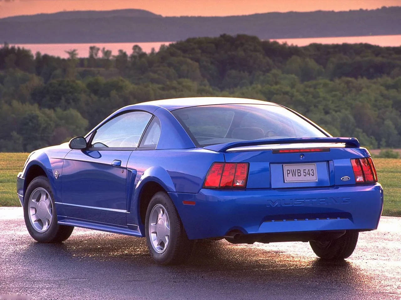 Ford Mustang (1999) – zadní tříčtvrteční pohled