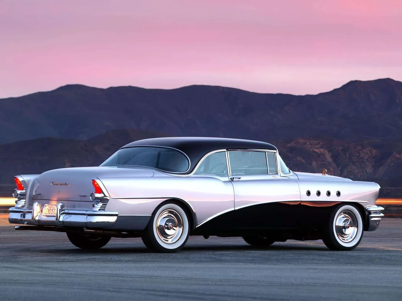 Buick Jay Lenos Roadmaster (1955) – zadní tříčtvrteční pohled