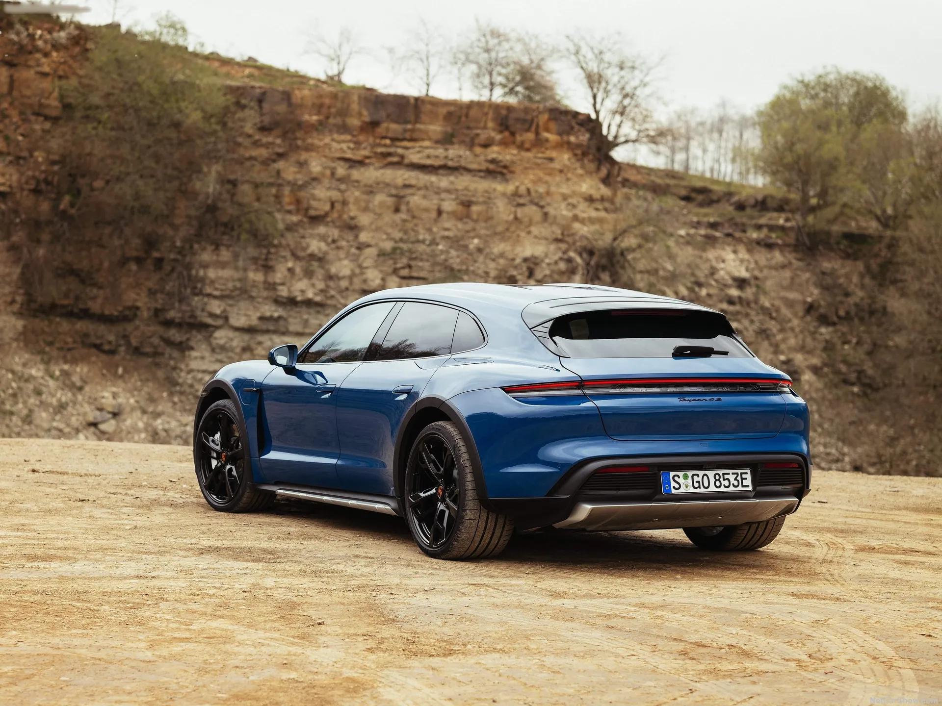 Porsche Taycan 4S Cross Turismo (2022) - Rear Three-Quarter