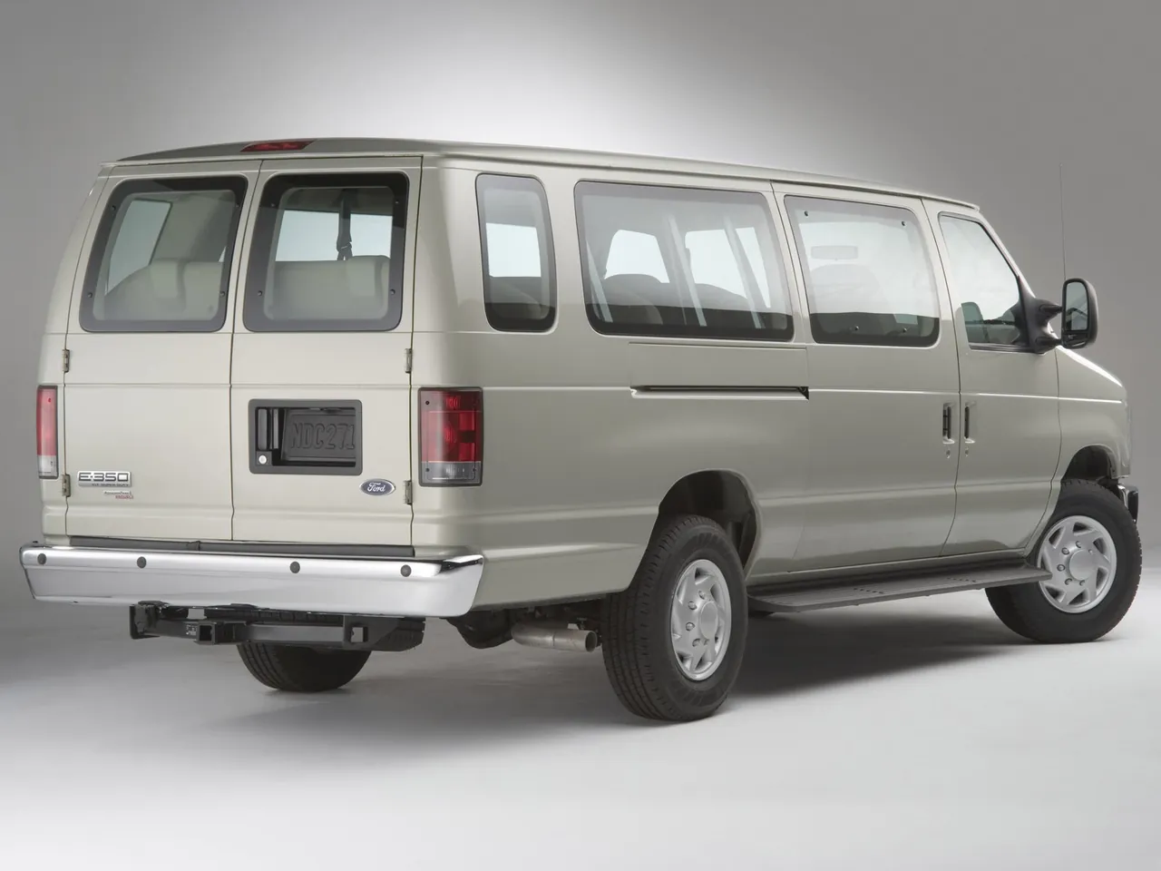 Ford E-Series (2008) – zadní tříčtvrteční pohled
