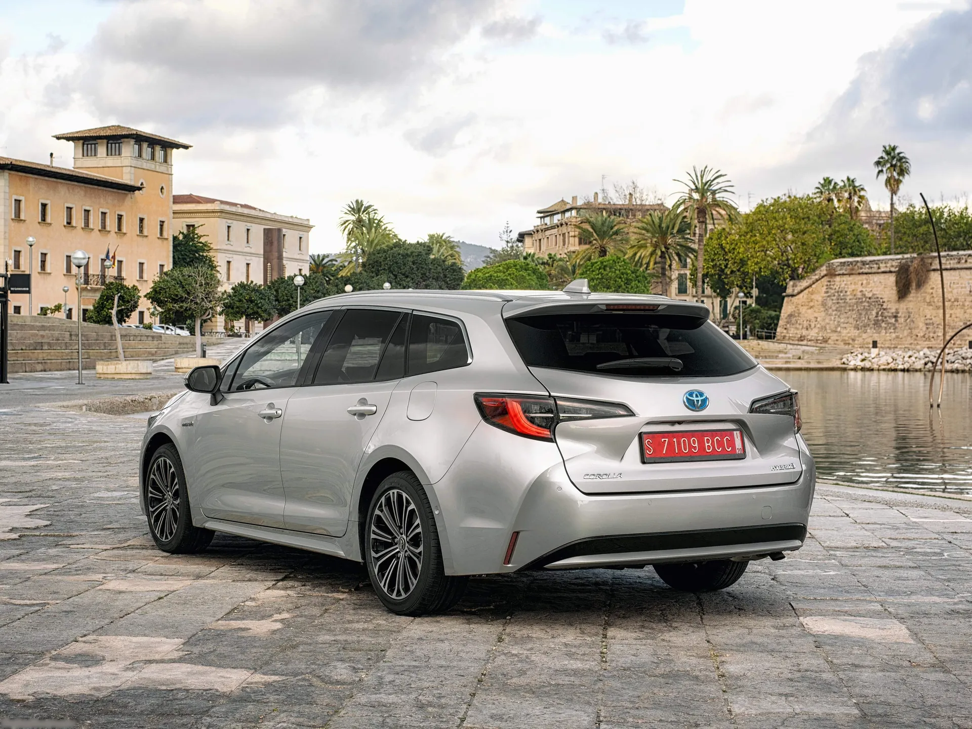 Toyota Corolla Touring Sports (2019) – zadní tříčtvrteční pohled