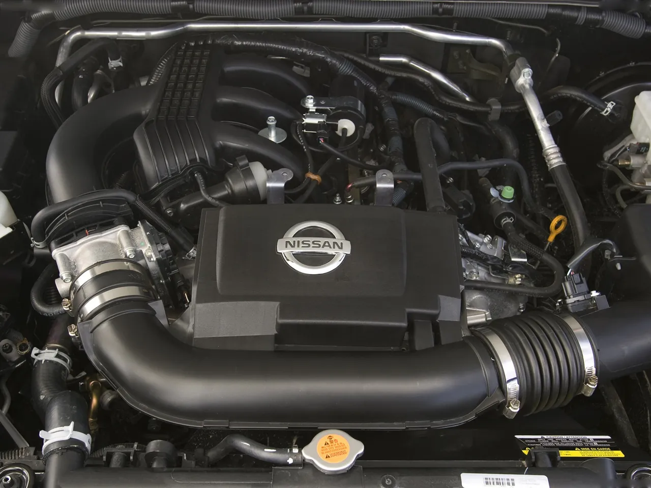 Nissan Xterra (2009) – motorový prostor