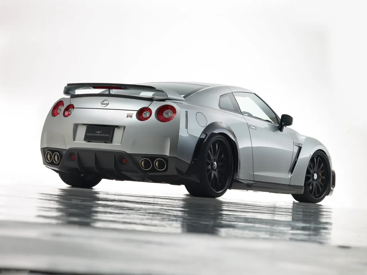 Wald Nissan GT-R (2008) – zadní tříčtvrteční pohled