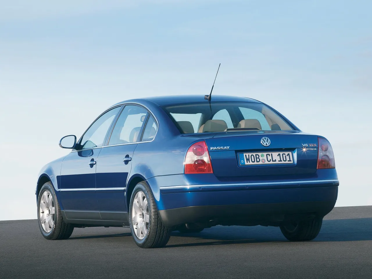 Volkswagen Passat (2003) - Rear Three-Quarter