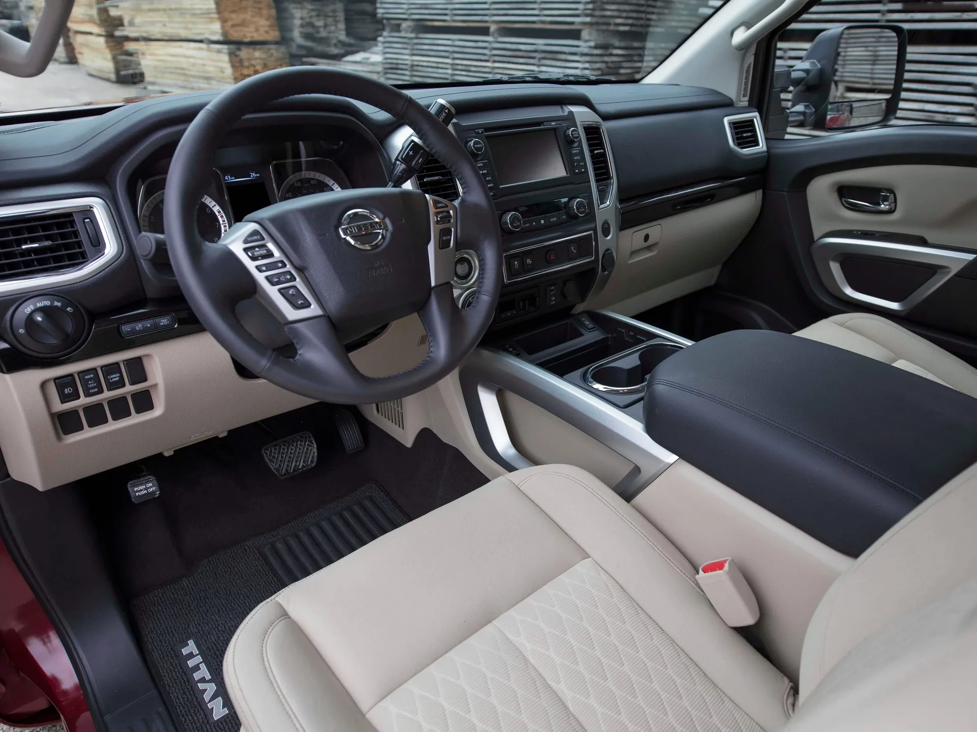Nissan Titan King Cab (2017) – interiér