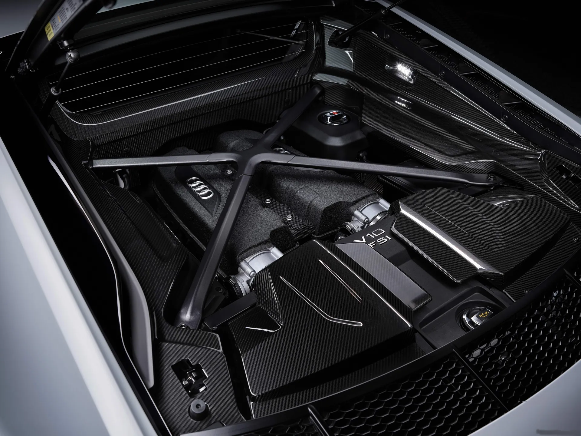 Audi R8 Coupe V10 GT RWD (2023) – motorový prostor