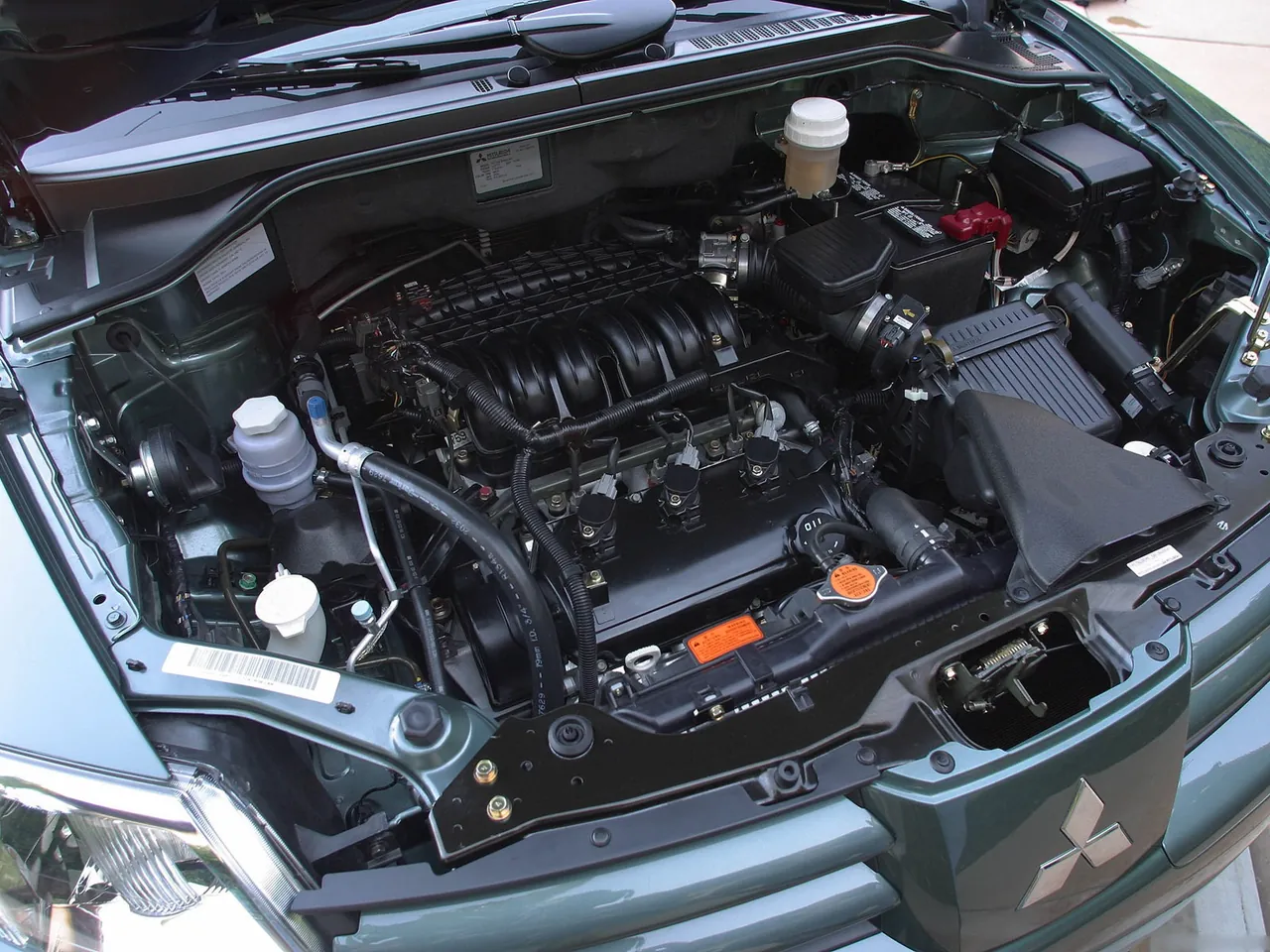 Mitsubishi Endeavor (2004) – motorový prostor