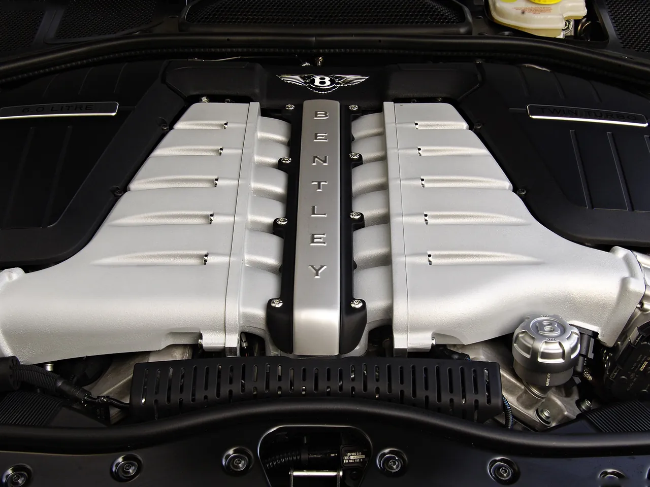 Bentley Continental GT (2009) – motorový prostor