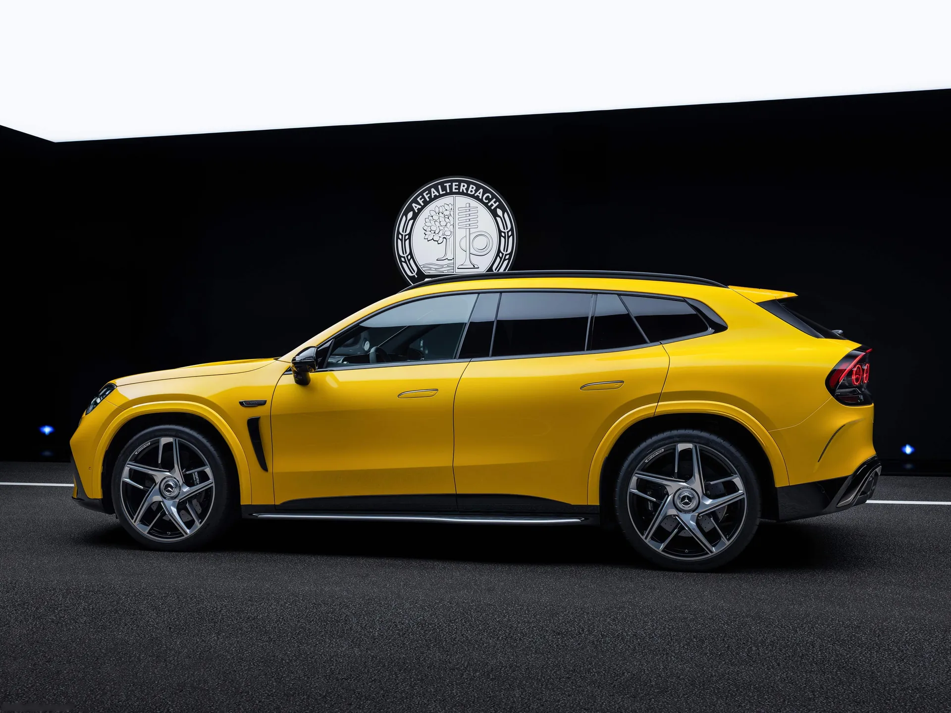 Mercedes-Benz AMG GT SUV (2027) – boční profil