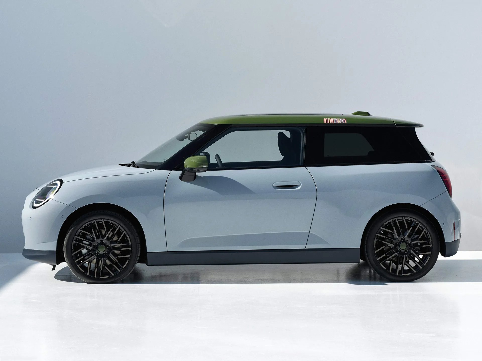 Mini Paul Smith Edition (2026) – boční profil