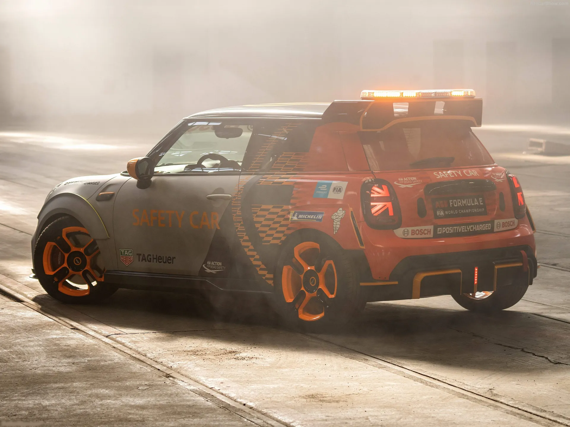 Mini Electric Pacesetter (2021) – zadní tříčtvrteční pohled