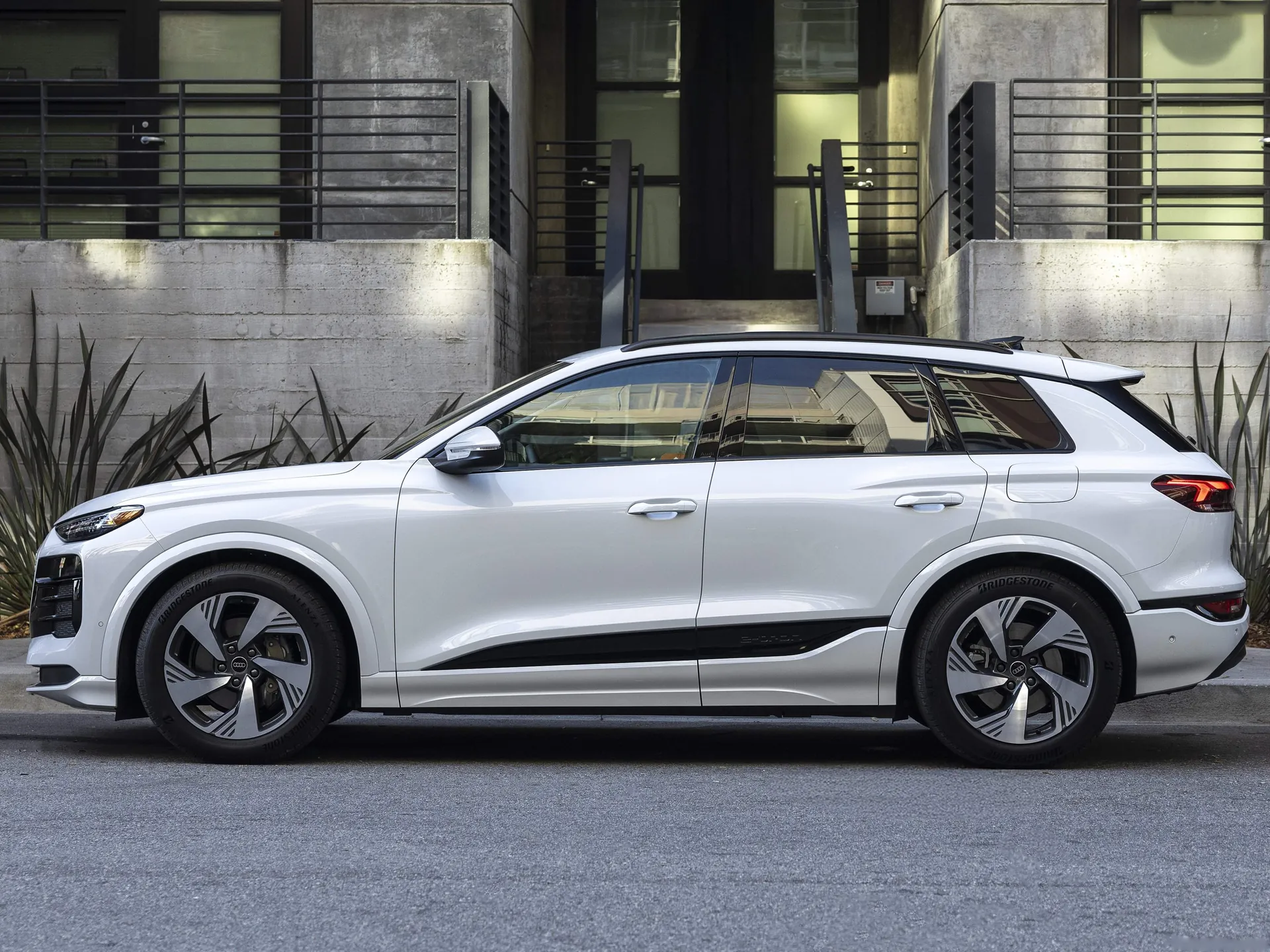 Audi Q6 e-tron [US] (2025) – boční profil