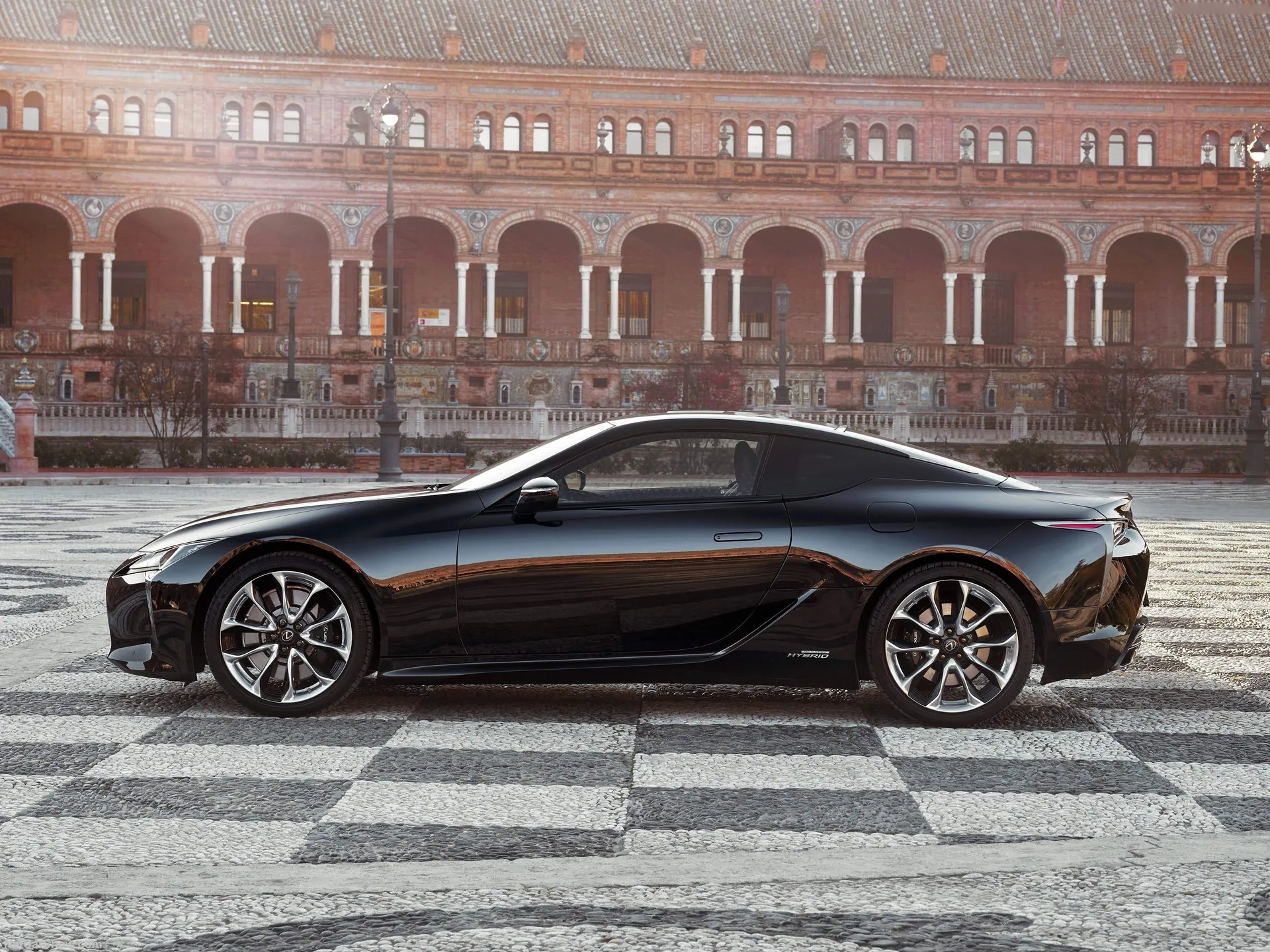 Lexus LC 500h (2018) – boční profil